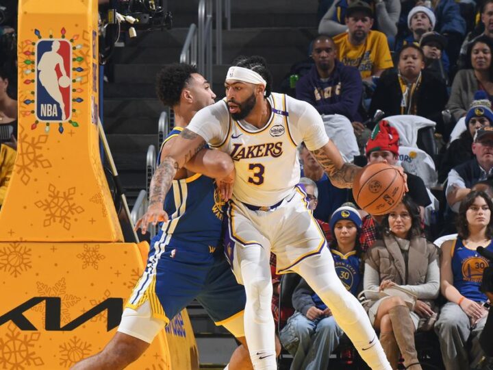 Lakers star Anthony Davis leaves game against Warriors with injury