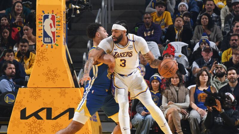 Lakers star Anthony Davis leaves game against Warriors with injury