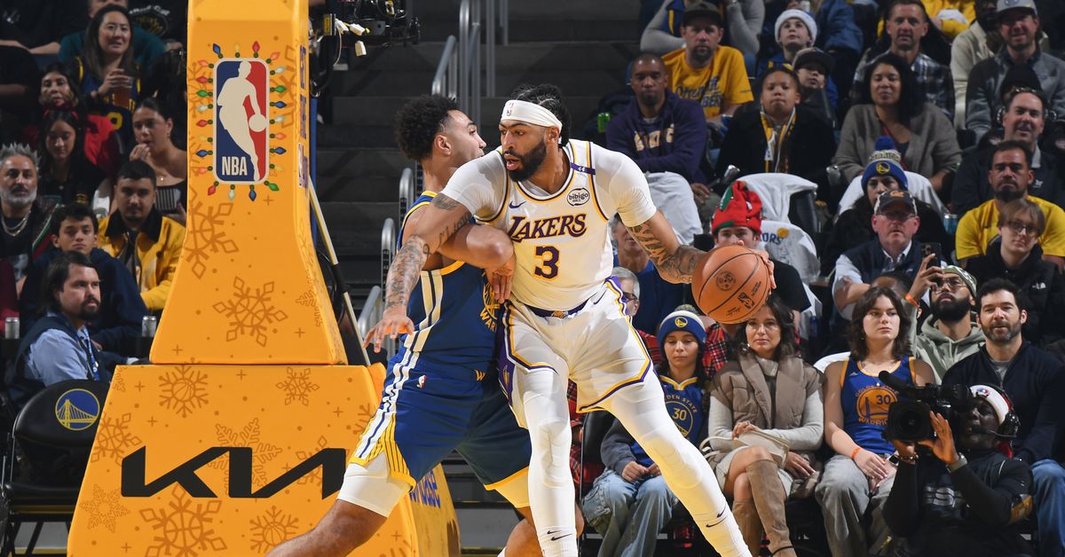 Lakers star Anthony Davis leaves game against Warriors with injury